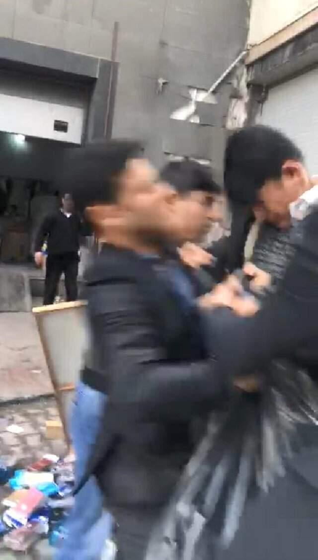Seyyar Satıcı El Arabasına El Koymak İsteyen Zabıtanın Burnunu Kırdı