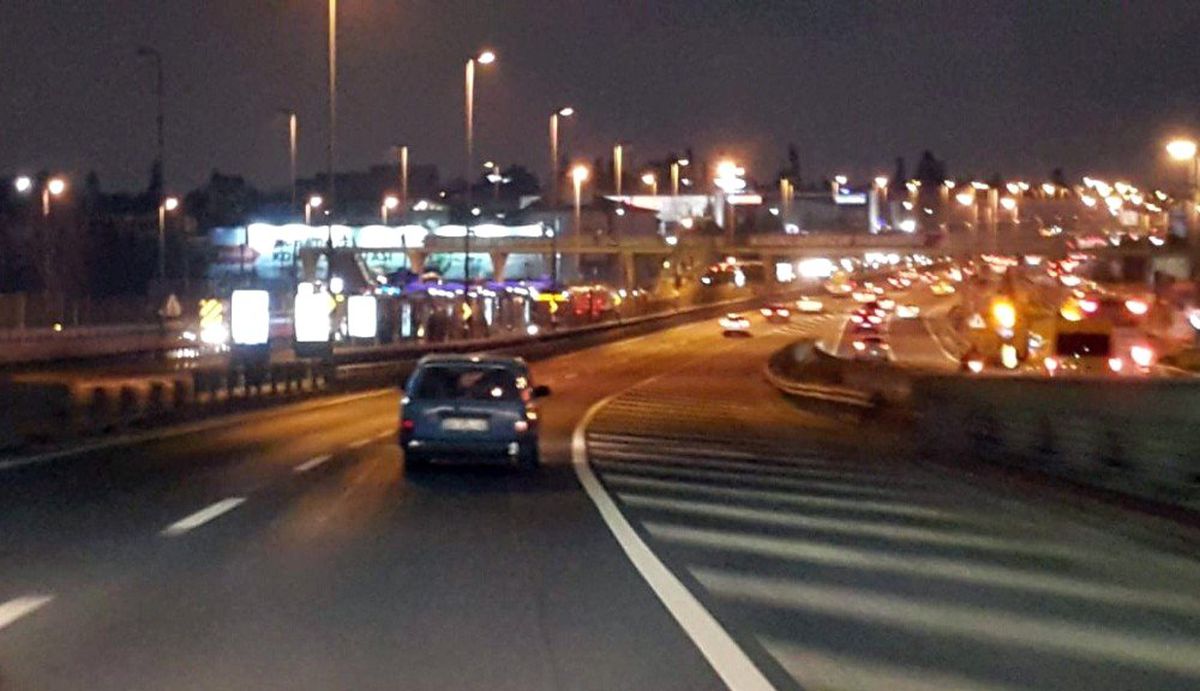 Şişli\'de Otomobile 12 Kişinin Binmesi Görenleri Şaşırttı