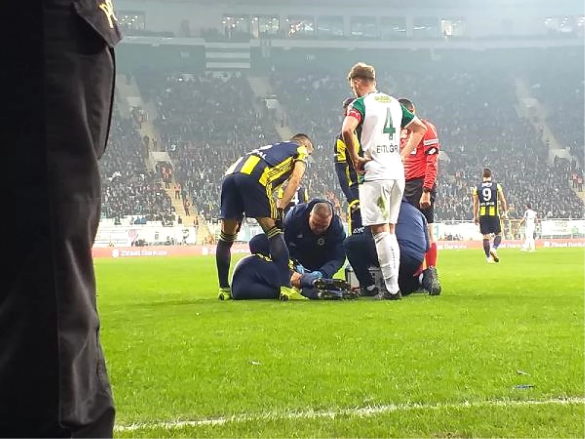 Fenerbahçe\'nin Gol Sevinci Sırasında Martin Skrtel\'in Kafasına Yabancı Madde İsabet Etti