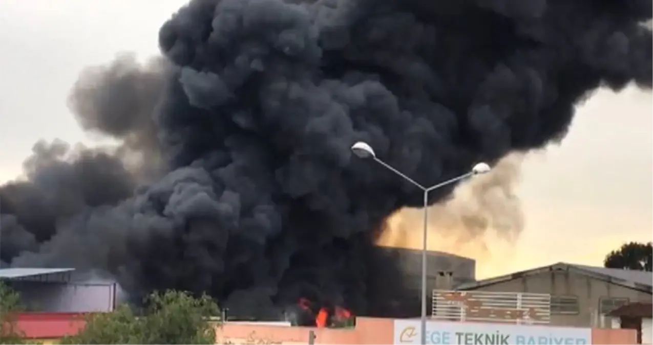 İzmir\'de Sanayi Sitesinde Yangın Çıktı