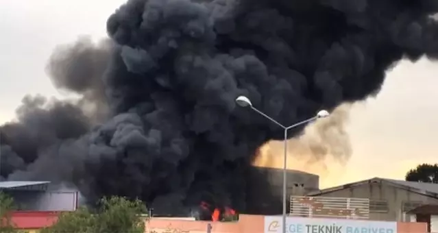 İzmir'de Sanayi Sitesinde Yangın Çıktı - Son Dakika