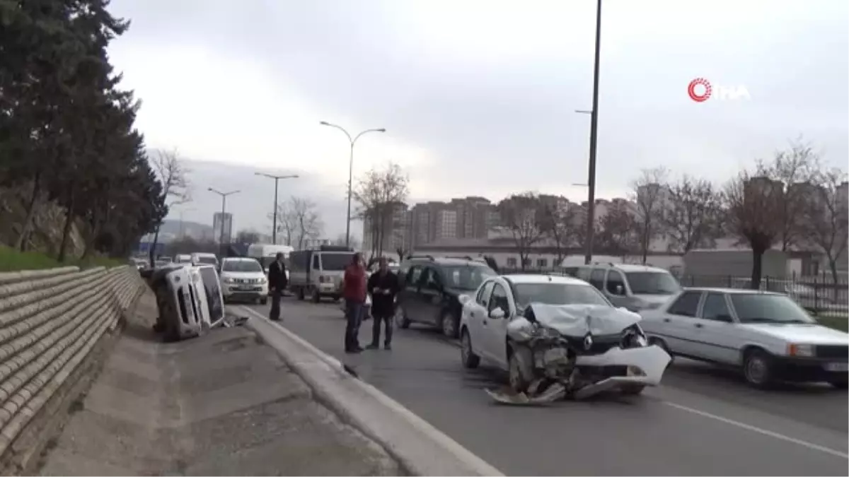 Sürücüsünün Telefonla Konuşmak İçin Yol Kenarına Çektiği Araca Arkadan Gelen Otomobil Çarptı