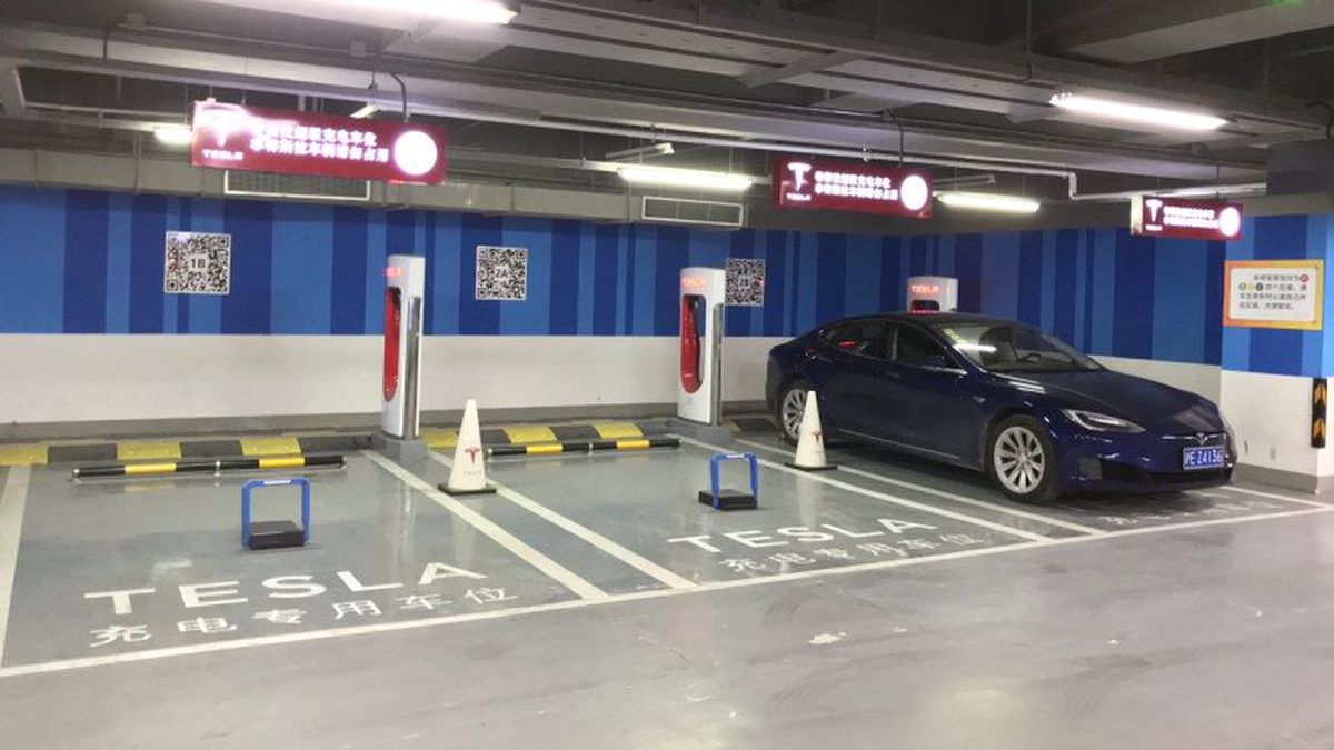 Tesla\'nın Yeni Supercharger\'larına Tesla Dışında Başka Araçlar Nasıl Giremiyorlar?