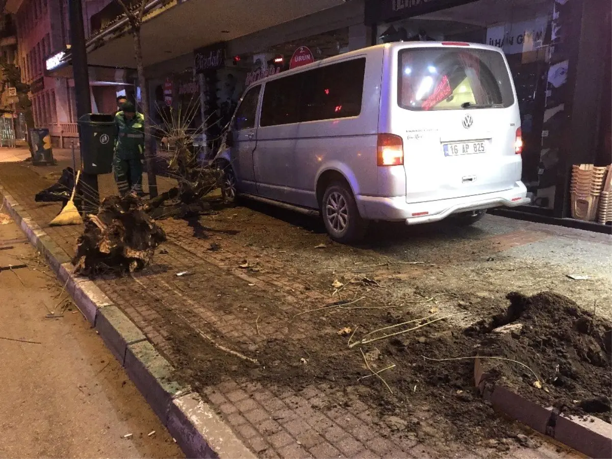 Trafik Polisine Vurmaya Çalışan Alkollü Sürücüyü, Vatandaşlar Linç Etmek İstedi