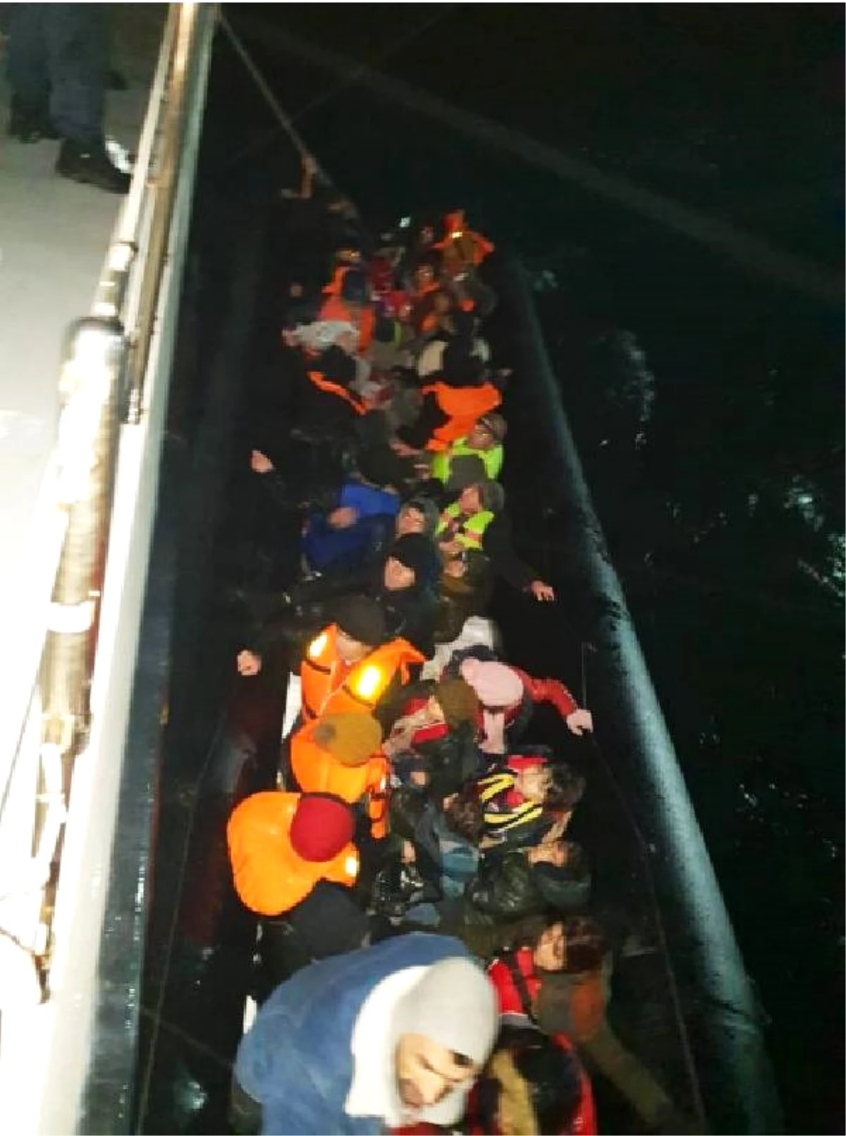 Yardım Çağrısı Yapılan Lastik Botta 41 Kaçak Göçmen Kurtarıldı