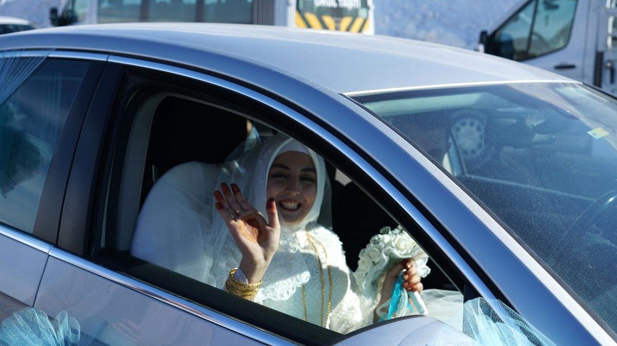 Yedikuyular\'da Gaziantepli Gelin Damat Sürprizi!