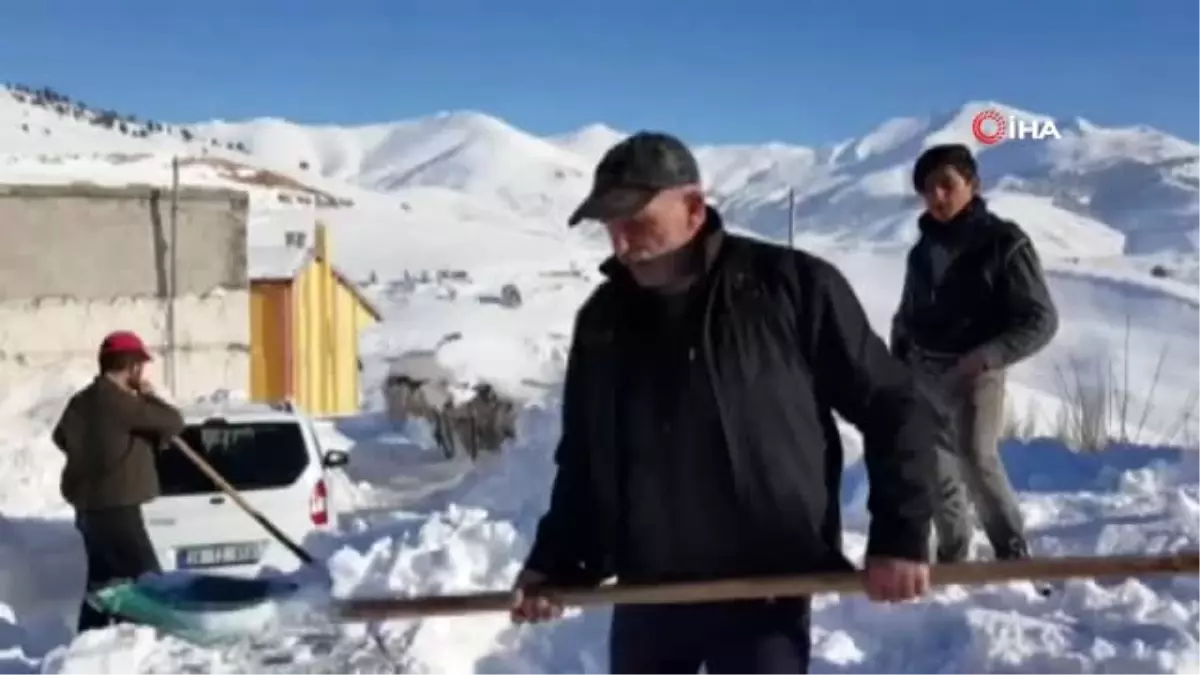 Yoğun Kar Yağışı ve Tipi Çatıları Yıktı, Arabalar Kar Altında Kaldı