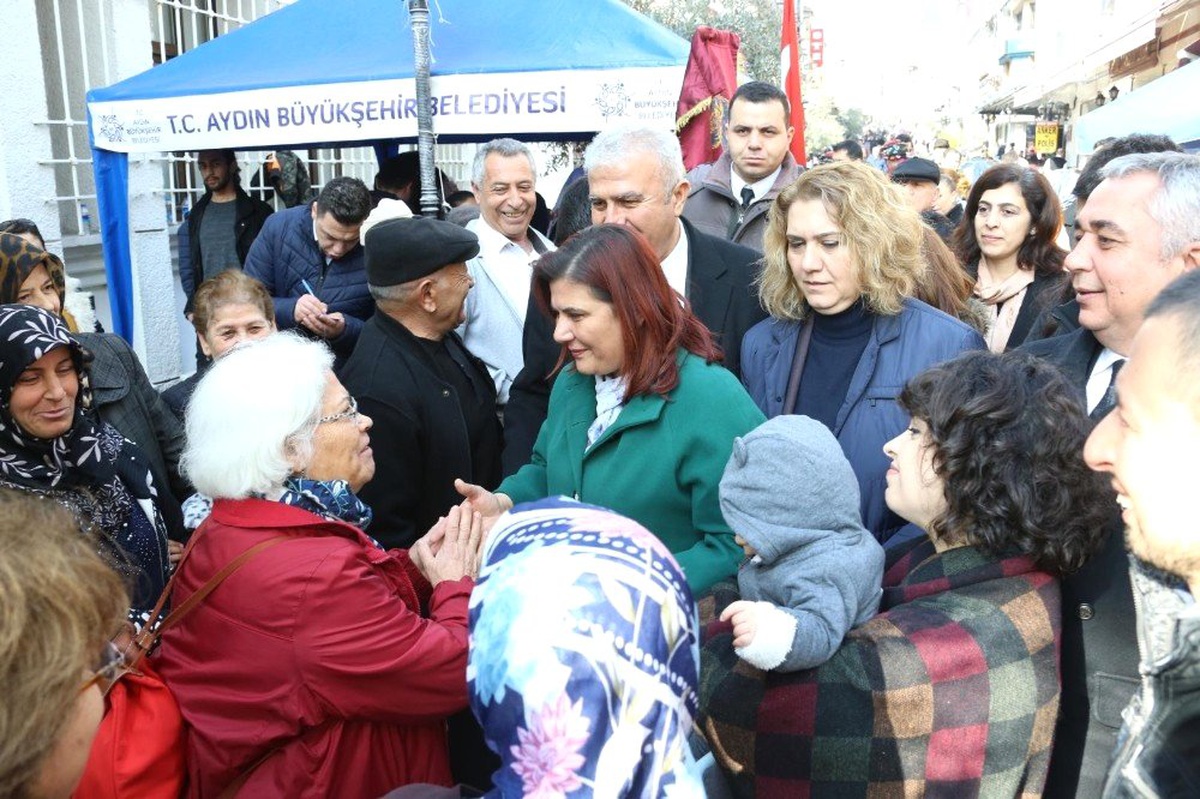 Başkan Çerçioğlu, Efeler Salı Pazarı\'nı Ziyaret Etti
