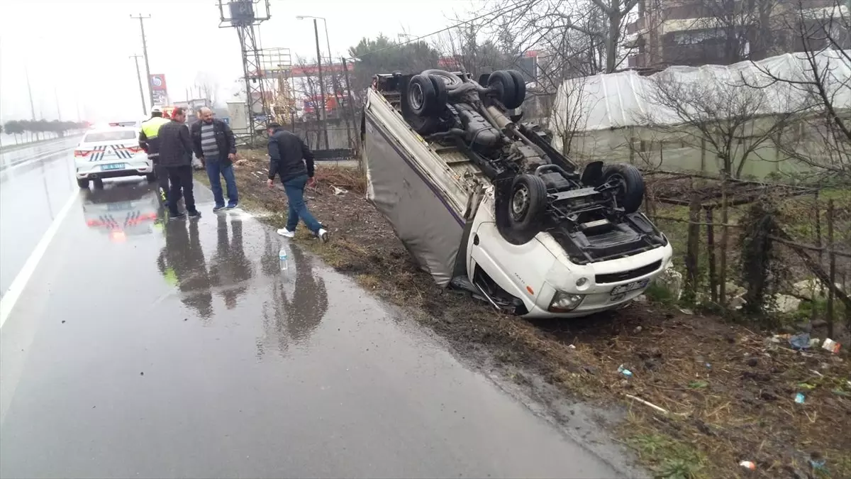 Devrilen Kamyonetin Sürücüsü Yaralandı