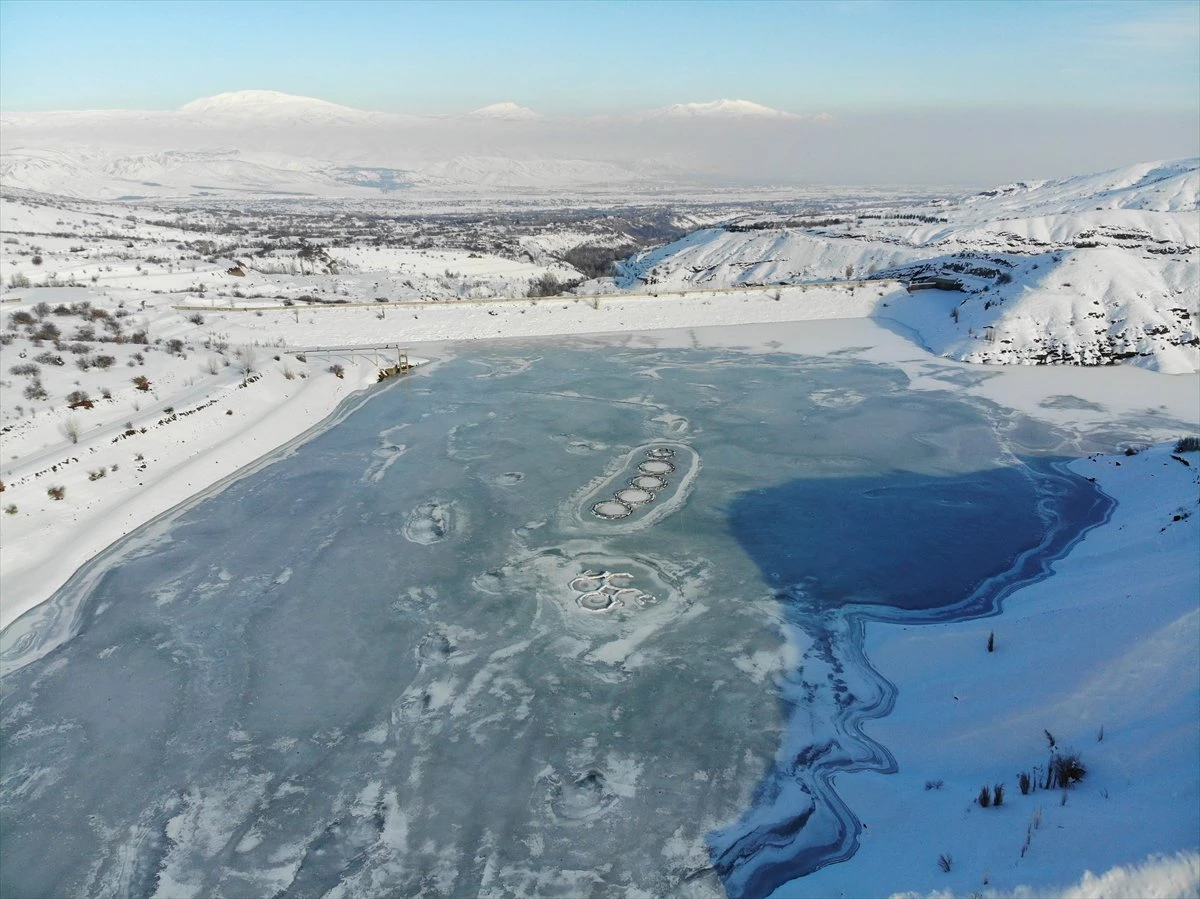 Erzincan\'daki Göyne Sulama Barajı Buz Tuttu