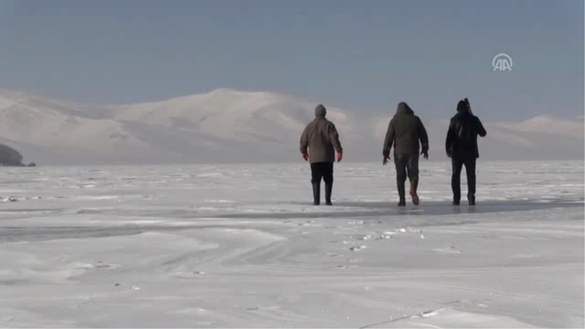 Eskimo Usulü Balık Avlıyorlar