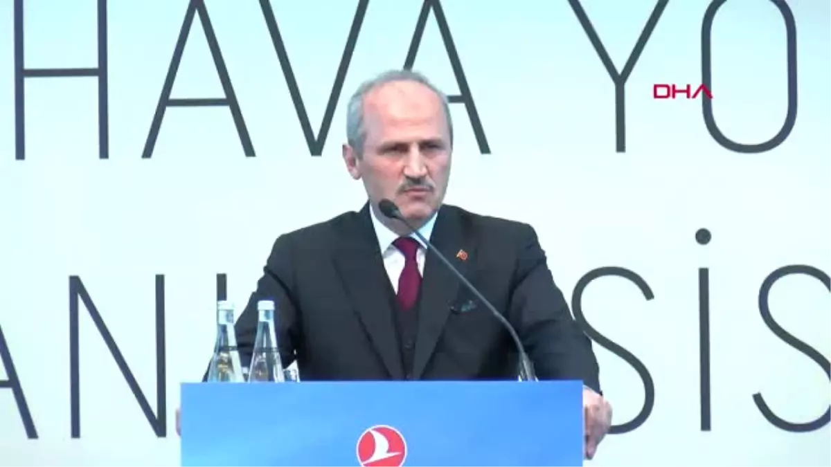 İstanbul Bakan Turhan\'ın Konuşması Sırasında Bir Hostes Fenalaştı