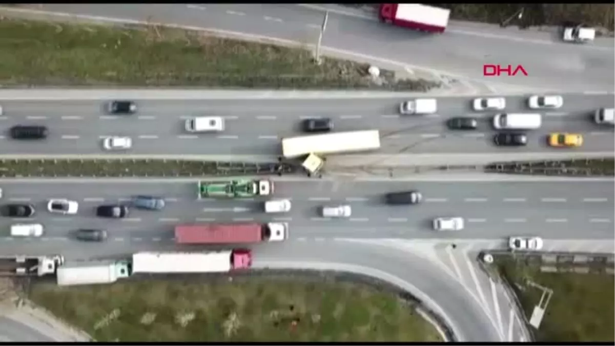 İstanbul- Esenyurt\'ta Tır Bariyerlere Çarptı, Trafik Aksıyor