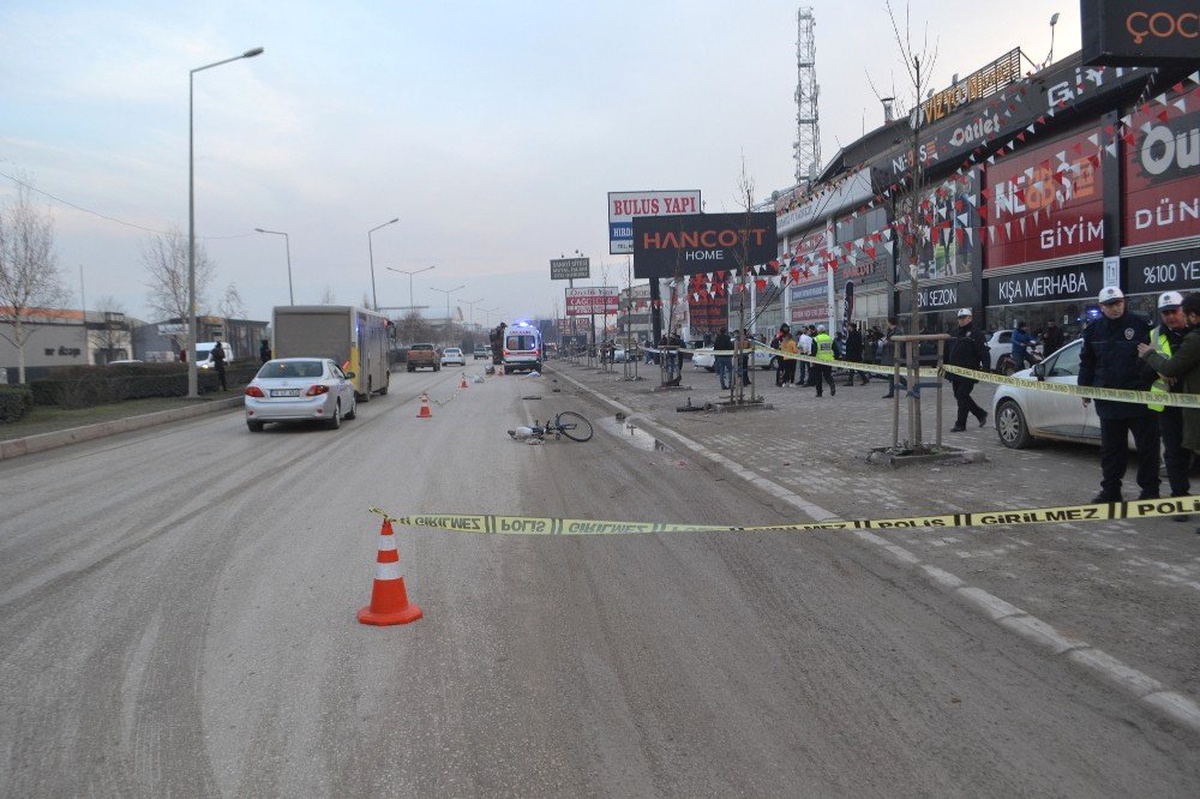 Kamyon Kaldırımda Yürüyen Suriyeli Genci Ezdi, O Anlar Kameralara Yansıdı