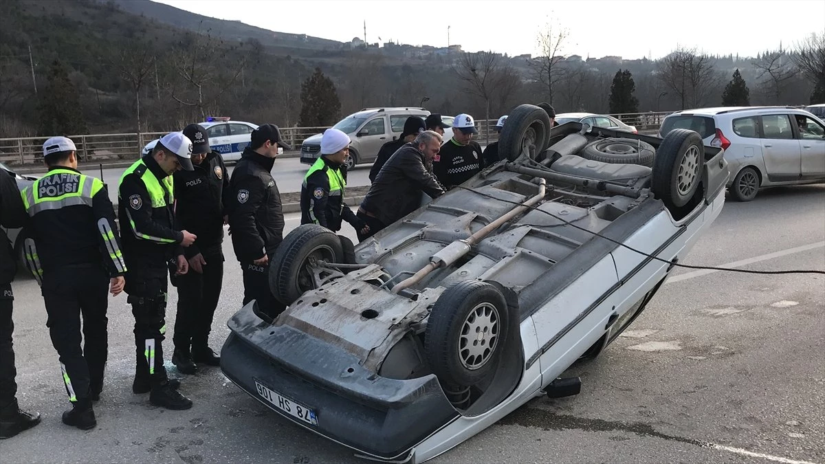 Karabük\'te, Devrilen Otomobildeki Çift Yaralandı
