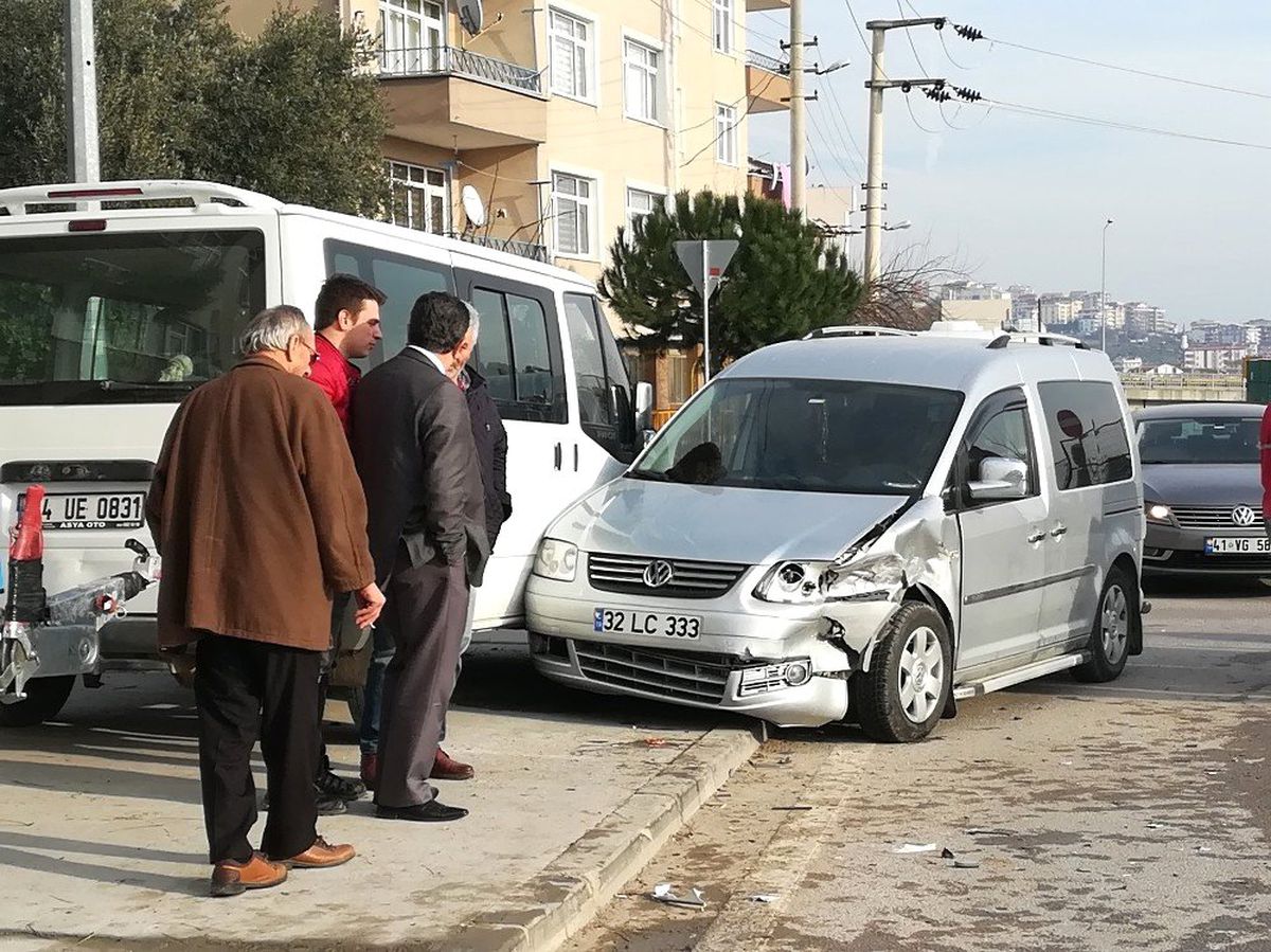 Kaza Yapan İki Araç Yayaların Arasında Daldı: 3 Yaralı