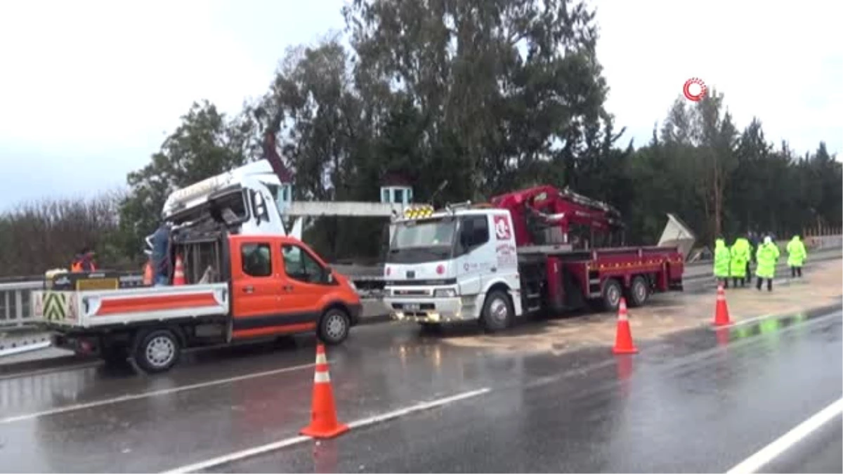 Kontrolden Çıkan Tır Bariyerlere Saplandı, Kimsenin Burnu Bile Kanamadı