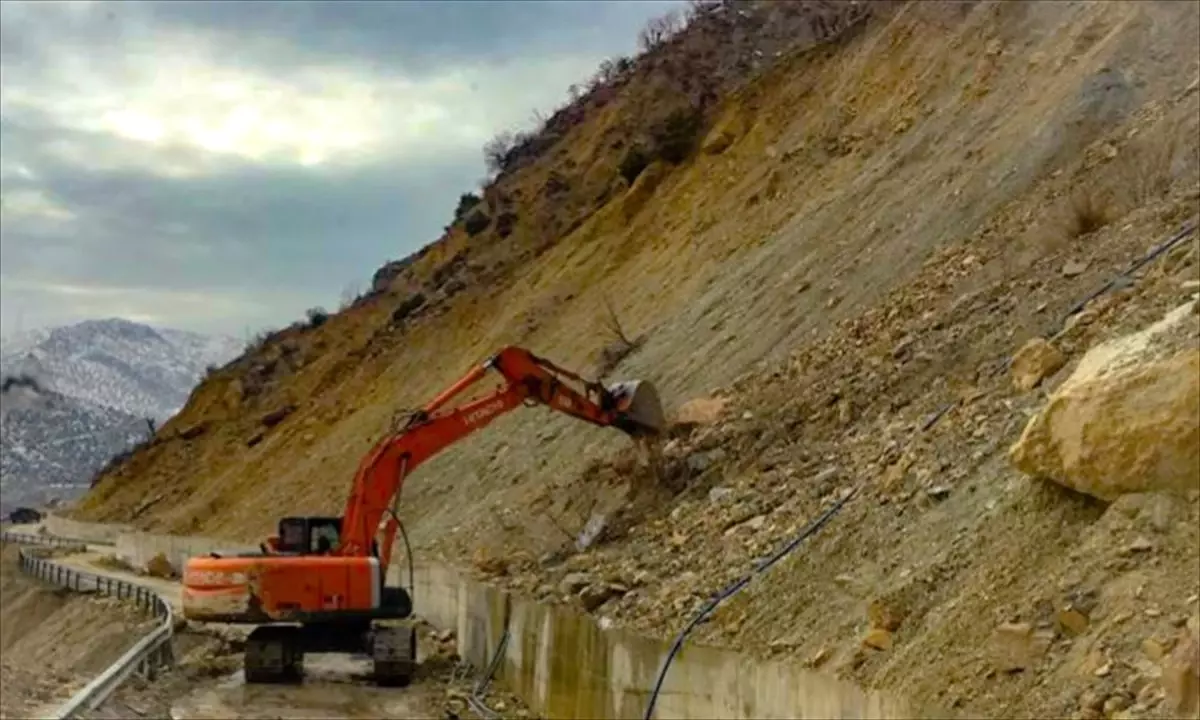 Kozluk\'ta Heyelan Nedeniyle Kapanan Yol Ulaşıma Açıldı