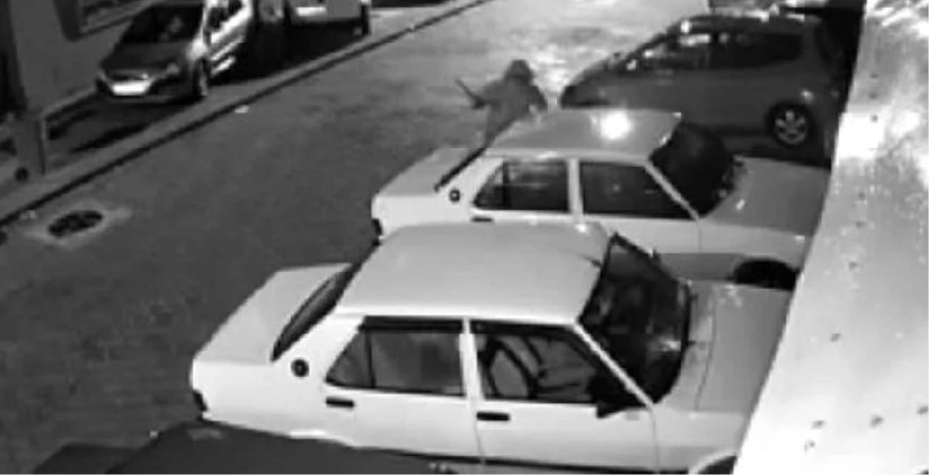 Levyeyle Otomobilin Camını Kıran Kişi Kameraya Yakalandı