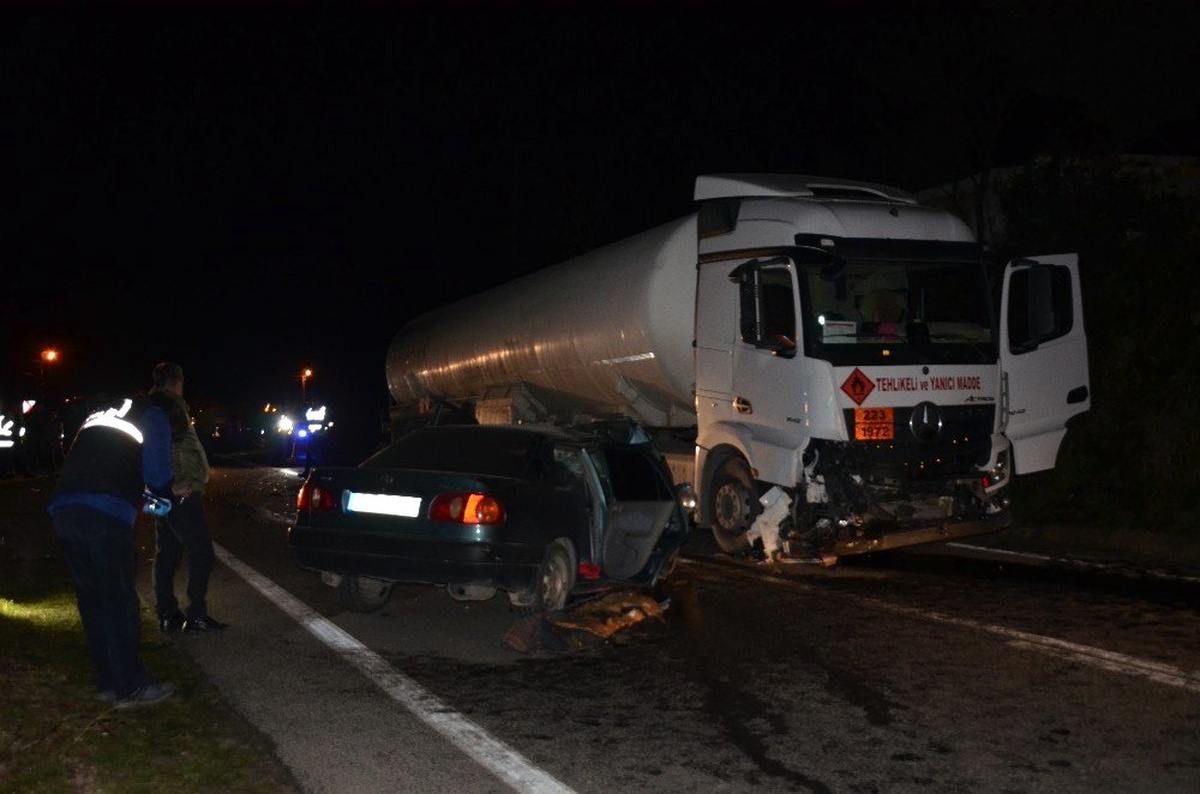 Ordu\'da Akaryakıt Yüklü Tanker ile Otomobil Çapıştı: 1 Ölü
