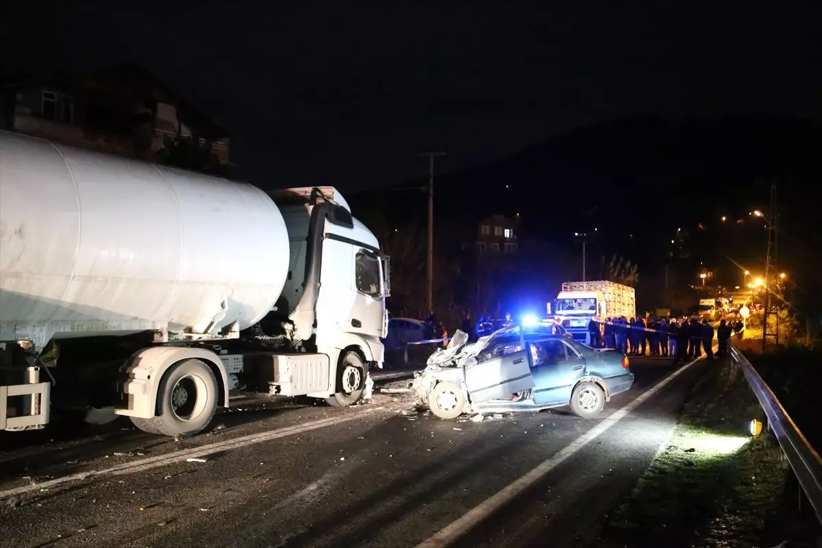 Ordu\'da Otomobil ile Akaryakıt Tankeri Çarpıştı: 1 Ölü