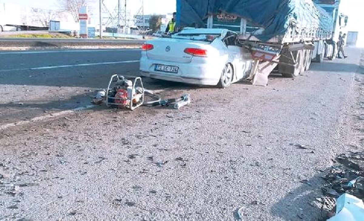 Otomobil, Tır\'ın Altına Girdi: 1 Ölü