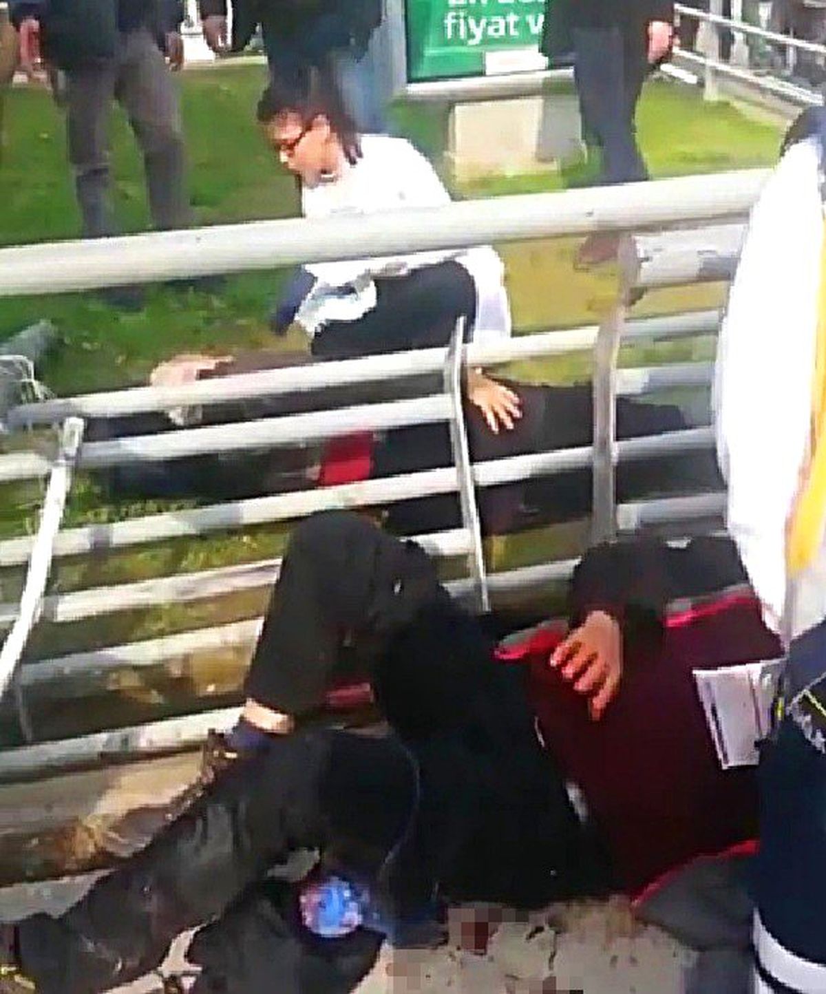 Otomobil Yayaların Arasına Daldı: 3 Yaralı