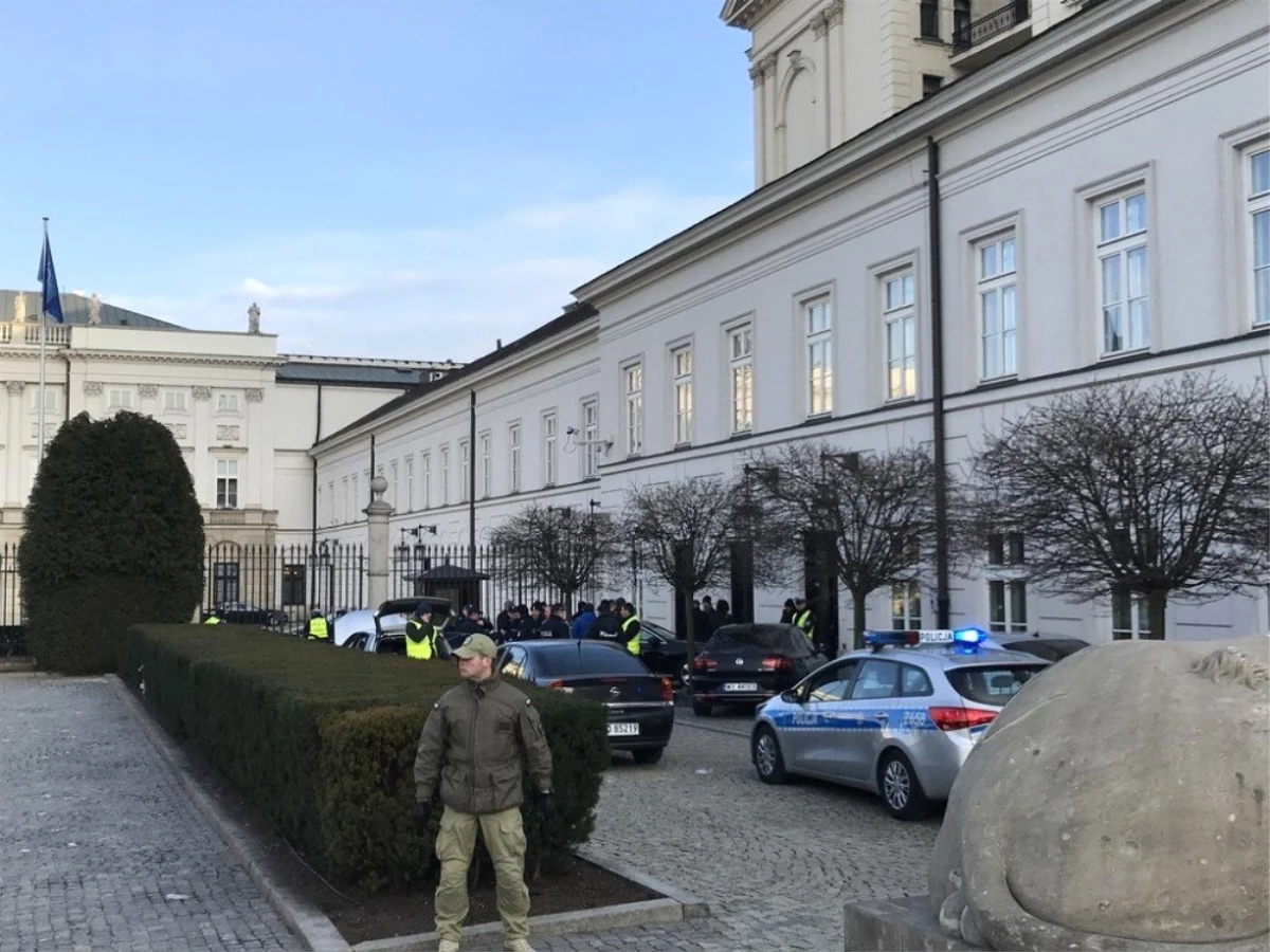 Polonya\'da Bir Araç Cumhurbaşkanlığı Sarayı\'na Girmeye Çalıştı