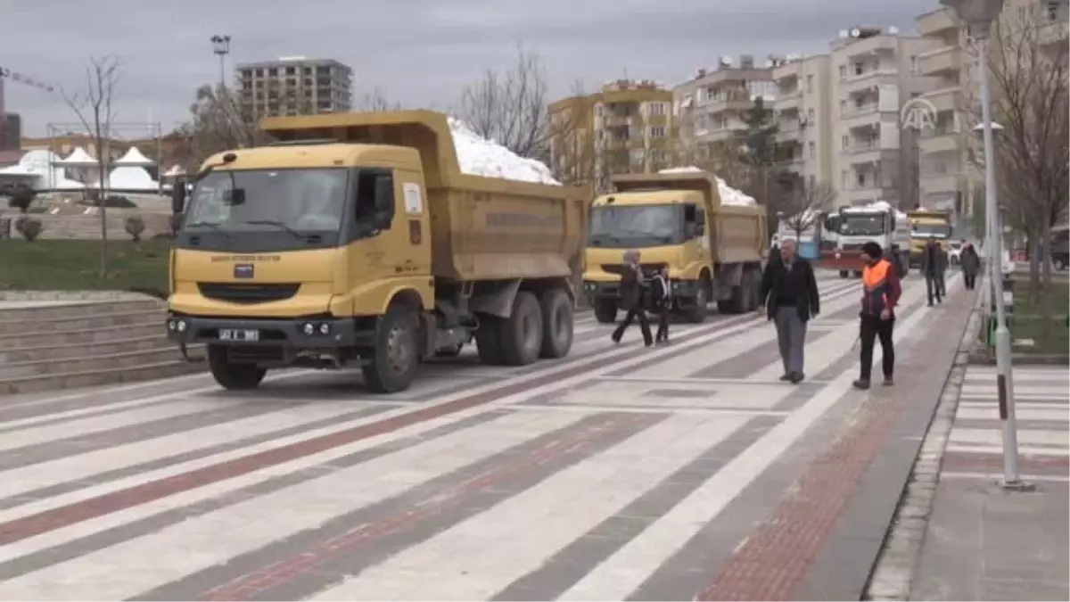 Şanlıurfa\'ya Kar "Kamyonlarla" Geldi