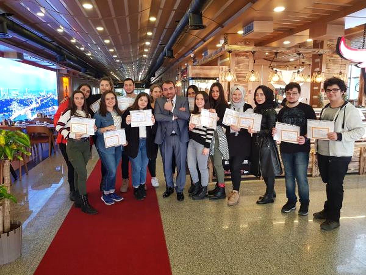 Takdir Alan Öğrencilere Ücretsiz Hamburger