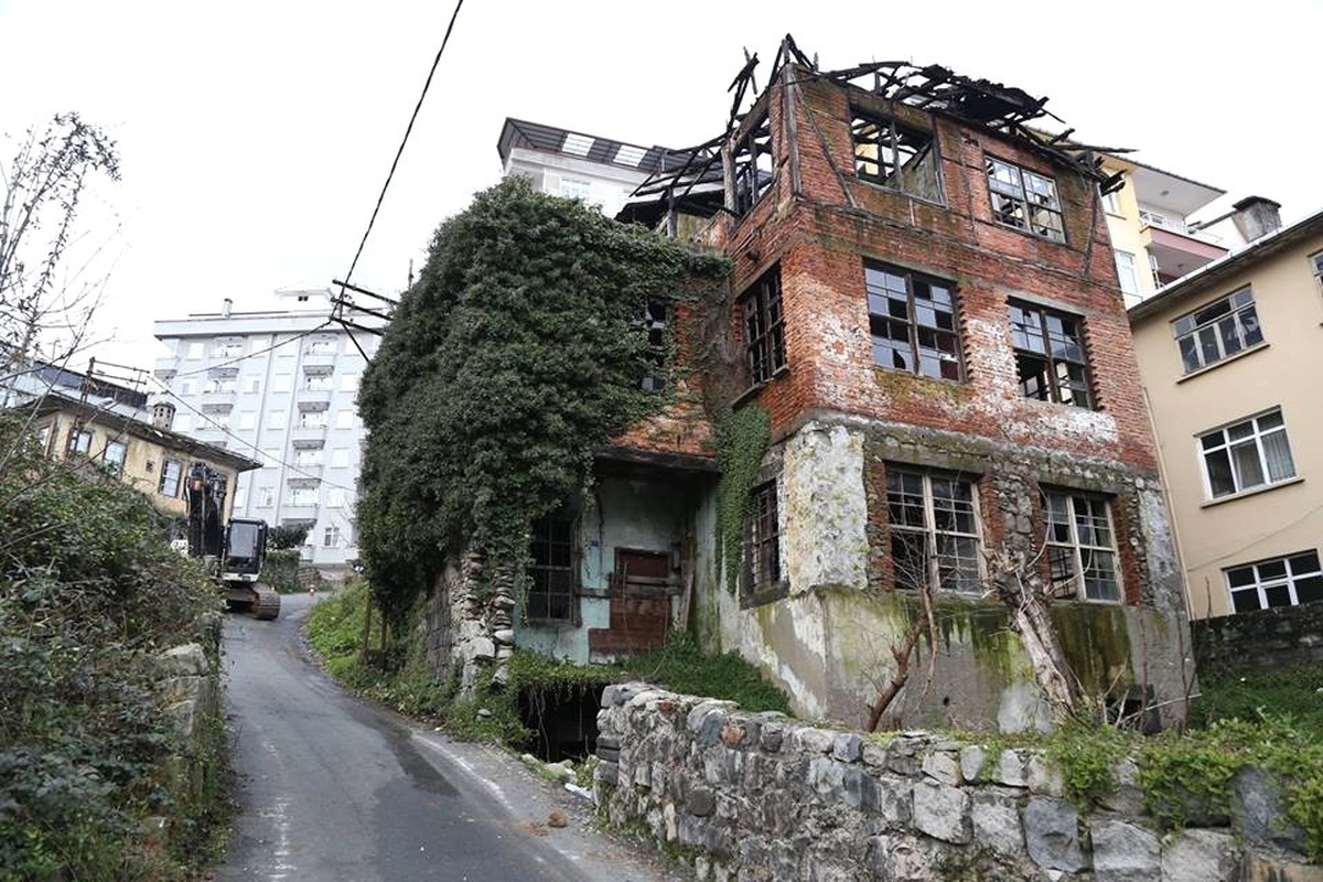 Tinercilerin Mekanı Haline Gelen Bina Yıkıldı
