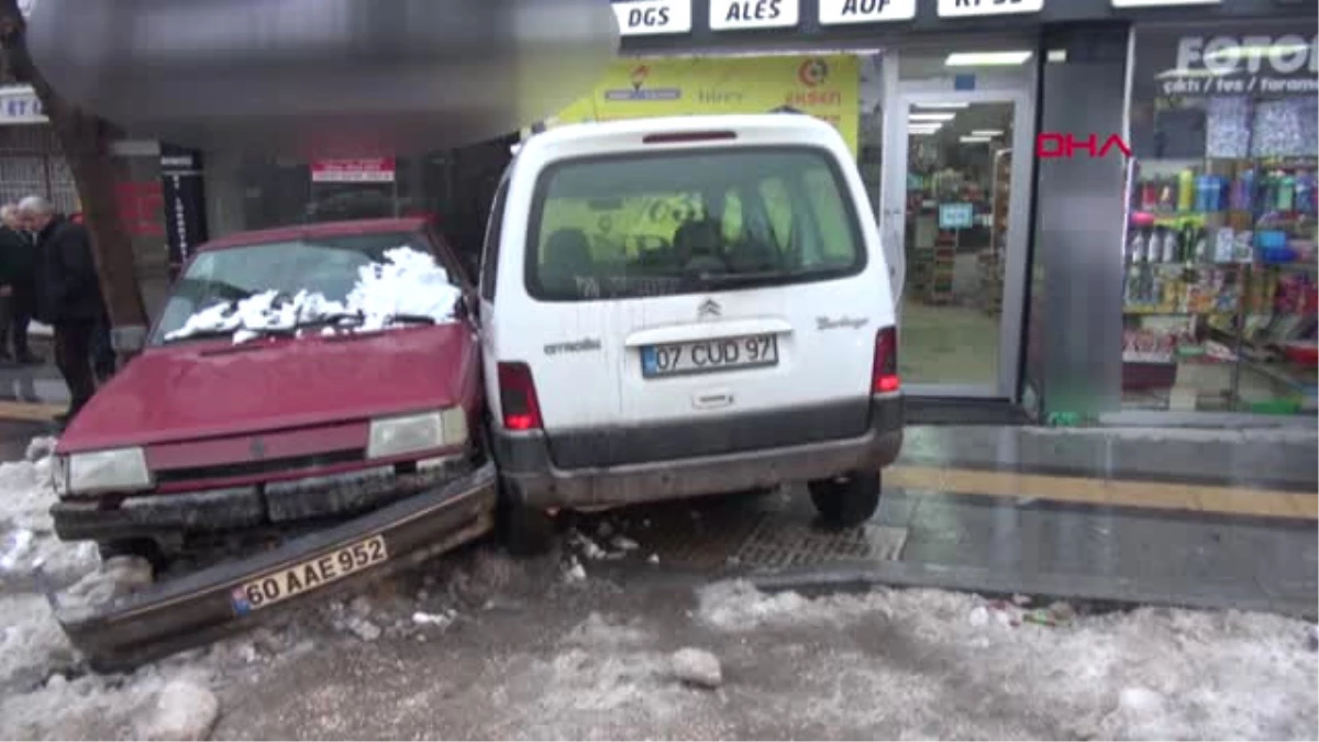 Tokat\'ta Aynı Yerde İkinci Benzer Kaza Kontrolden Çıkan Araç Dükkana Girdi