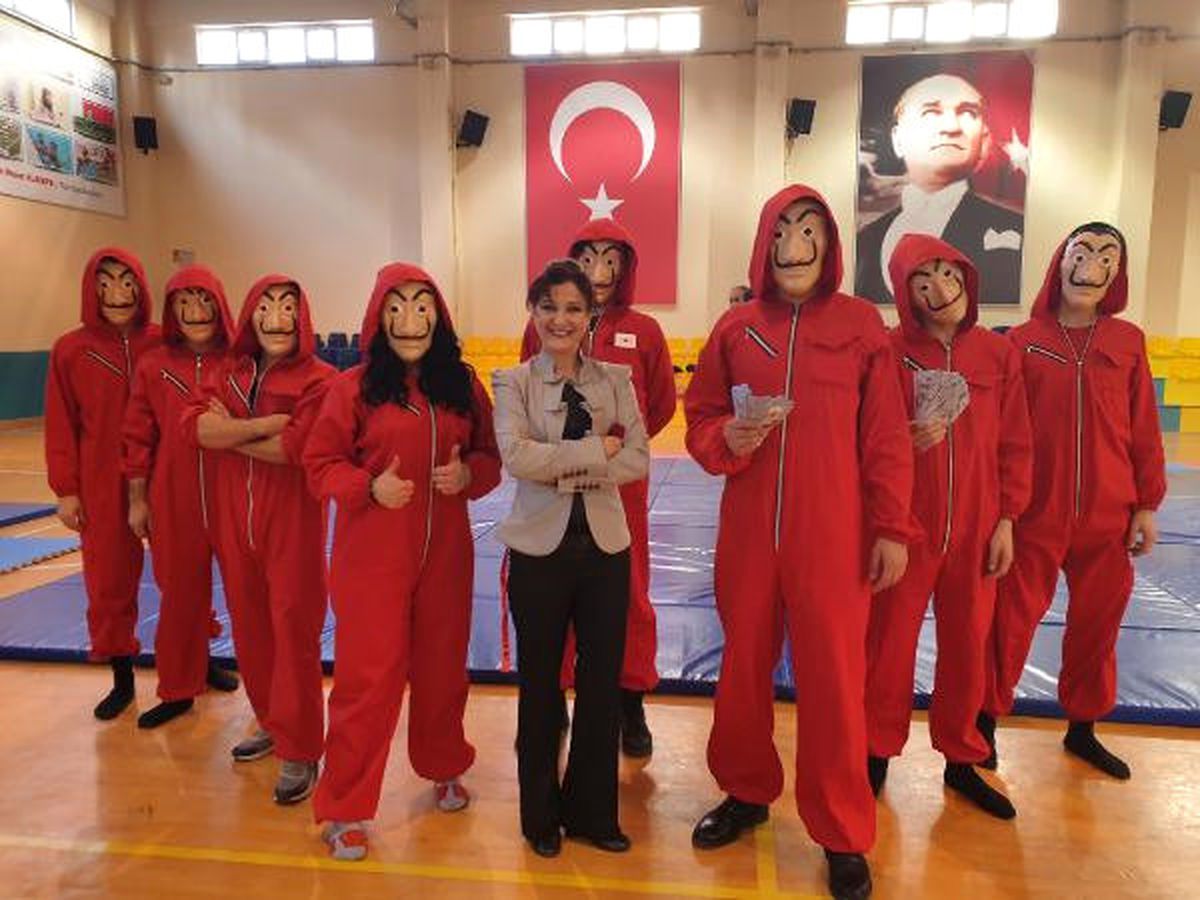 Üniversitelilerden \'La Casa de Papel\' Jimnastik Gösterisi