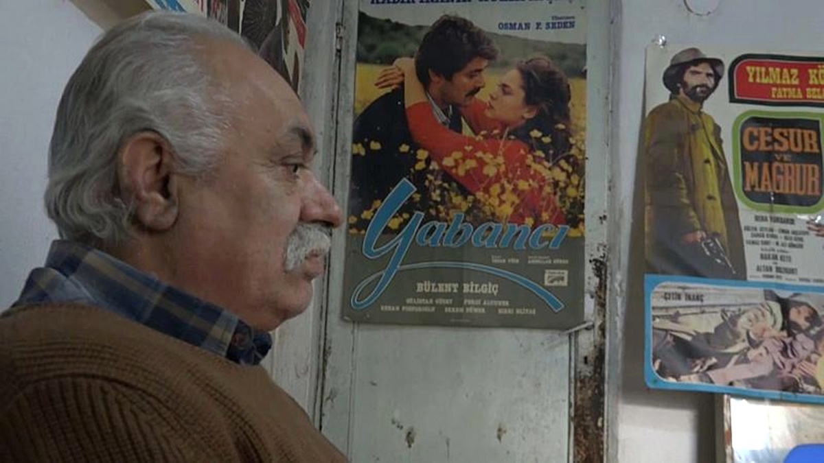 Yeşilçam\'la Dolu Bir Hayat: Filmleri Afişleriyle Yaşatıyor