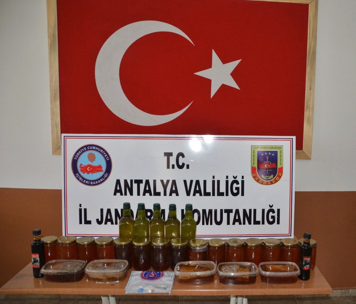 Yol Uygulamasında Uyuşturucu ile Çalıntı Zeytinyağı ve Bal Ele Geçirildi
