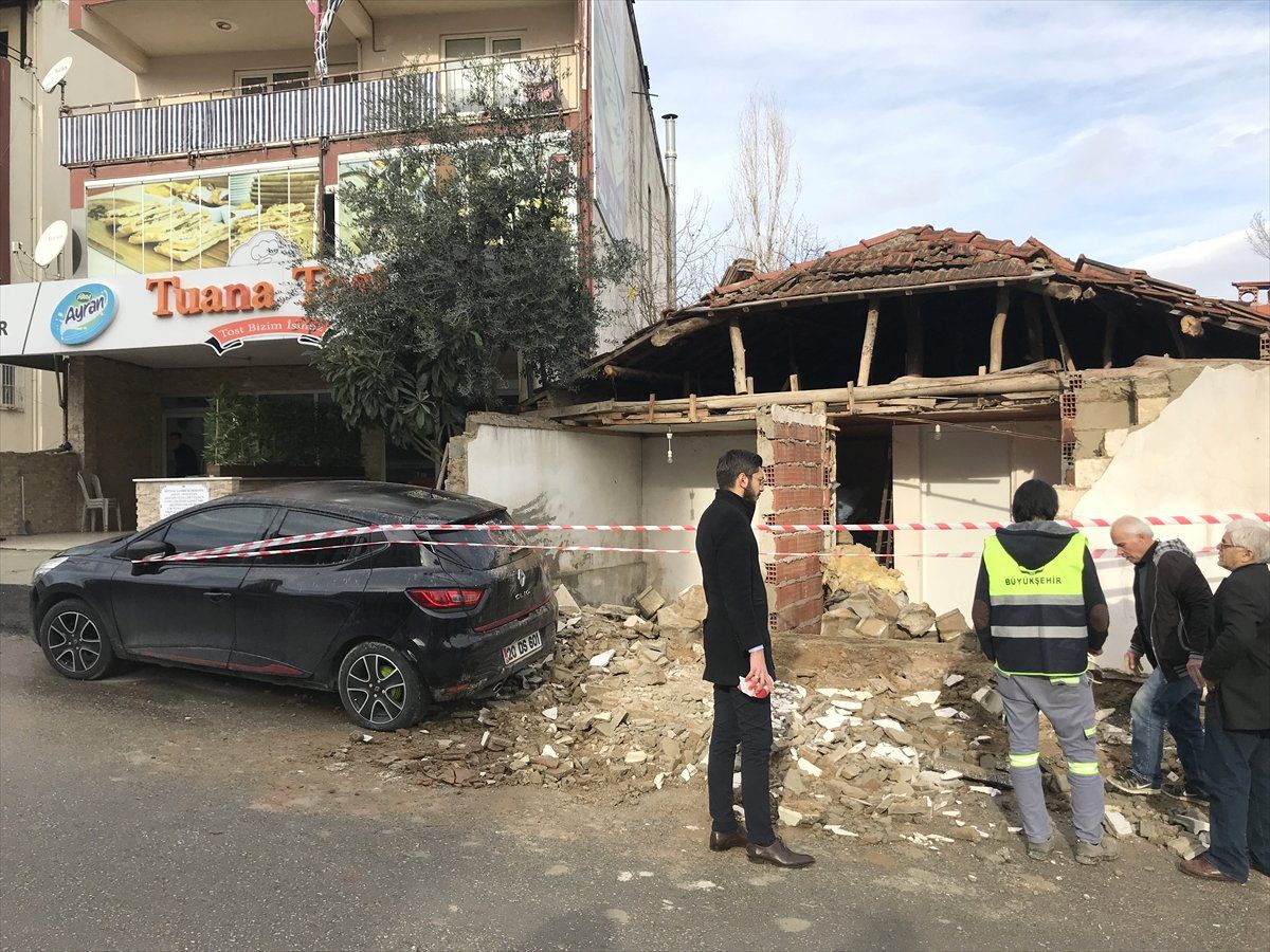 Bahçe Duvarı Otomobilin Üzerine Devrildi