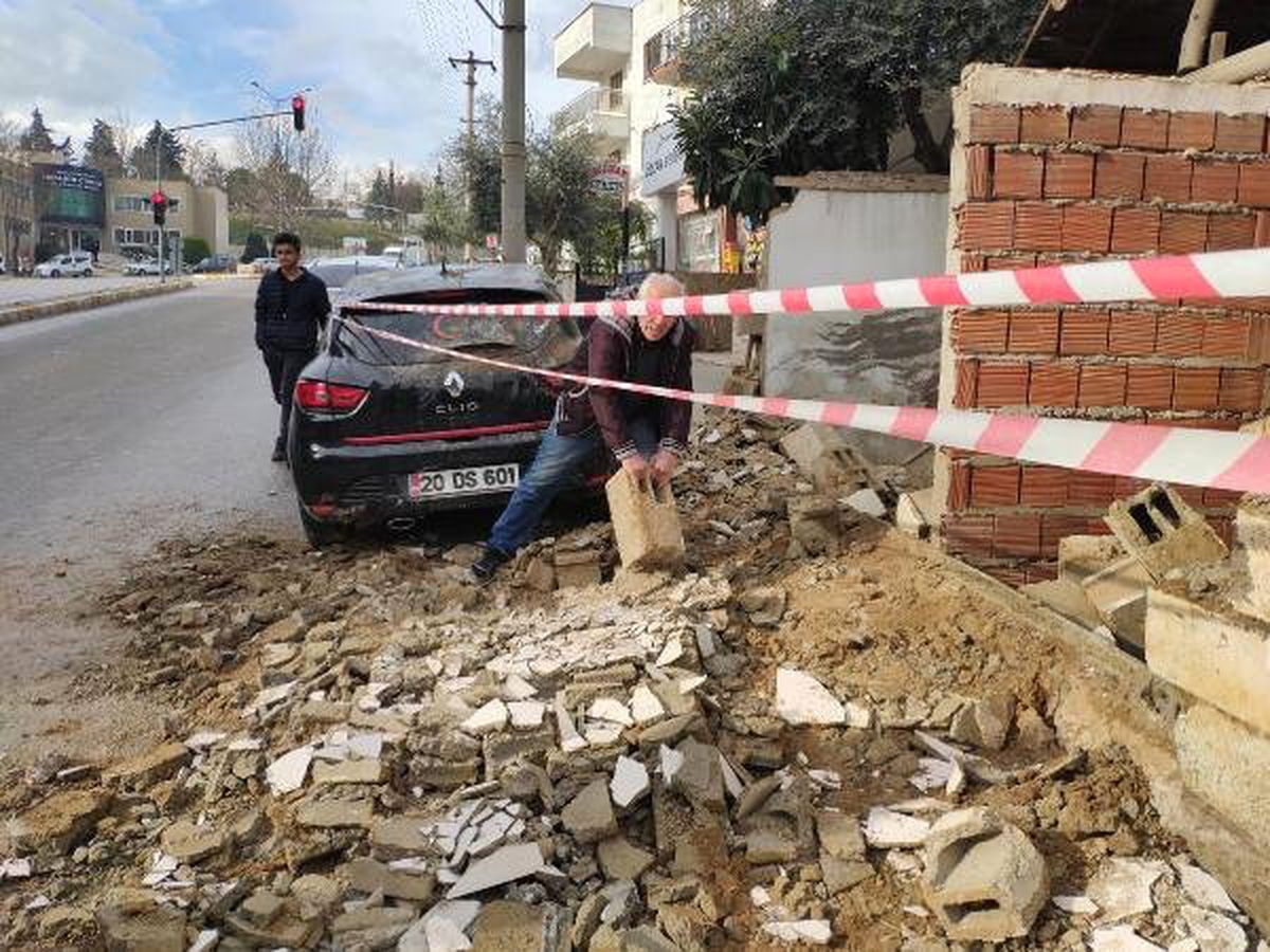 Bahçe Duvarı Otomobilin Üzerine Yıkıldı