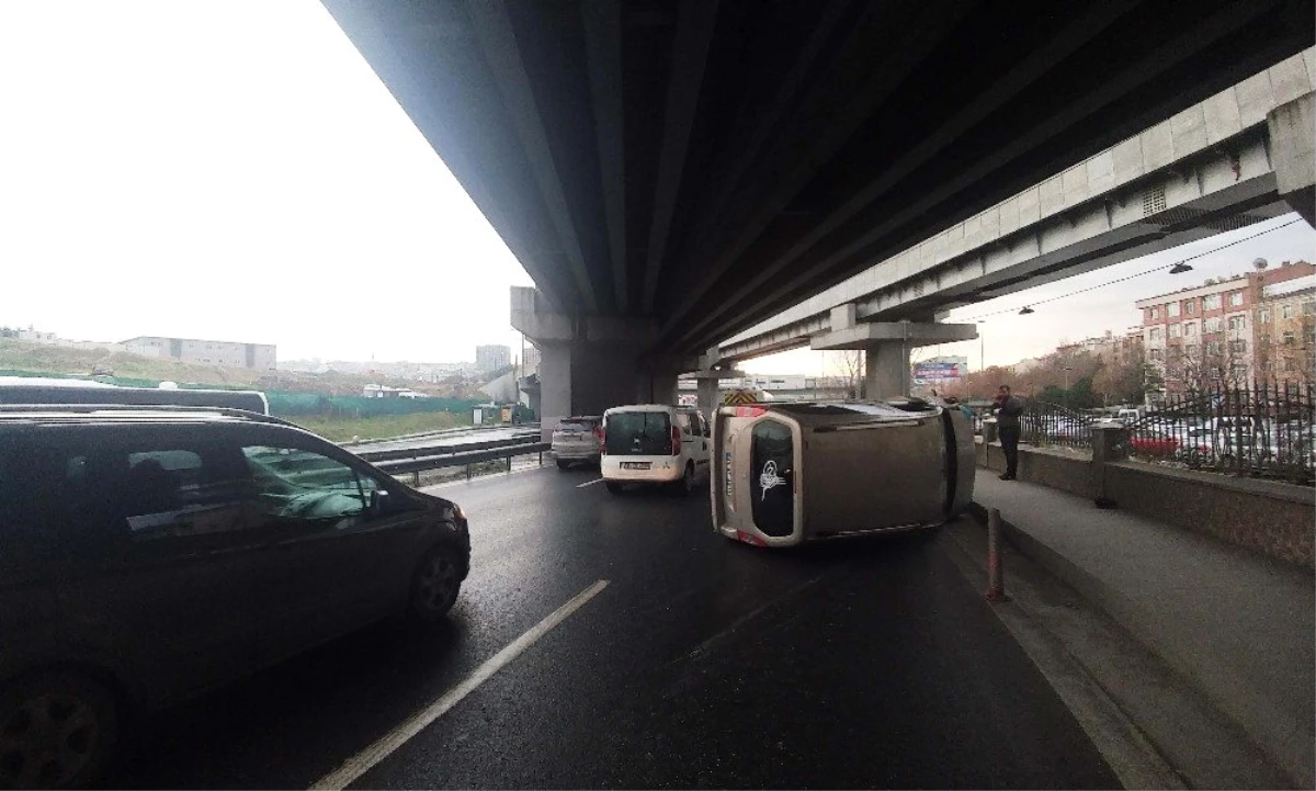 Bayrampaşa\'da Kaza Yapan Araç Yan Yattı, Trafik Felç Oldu