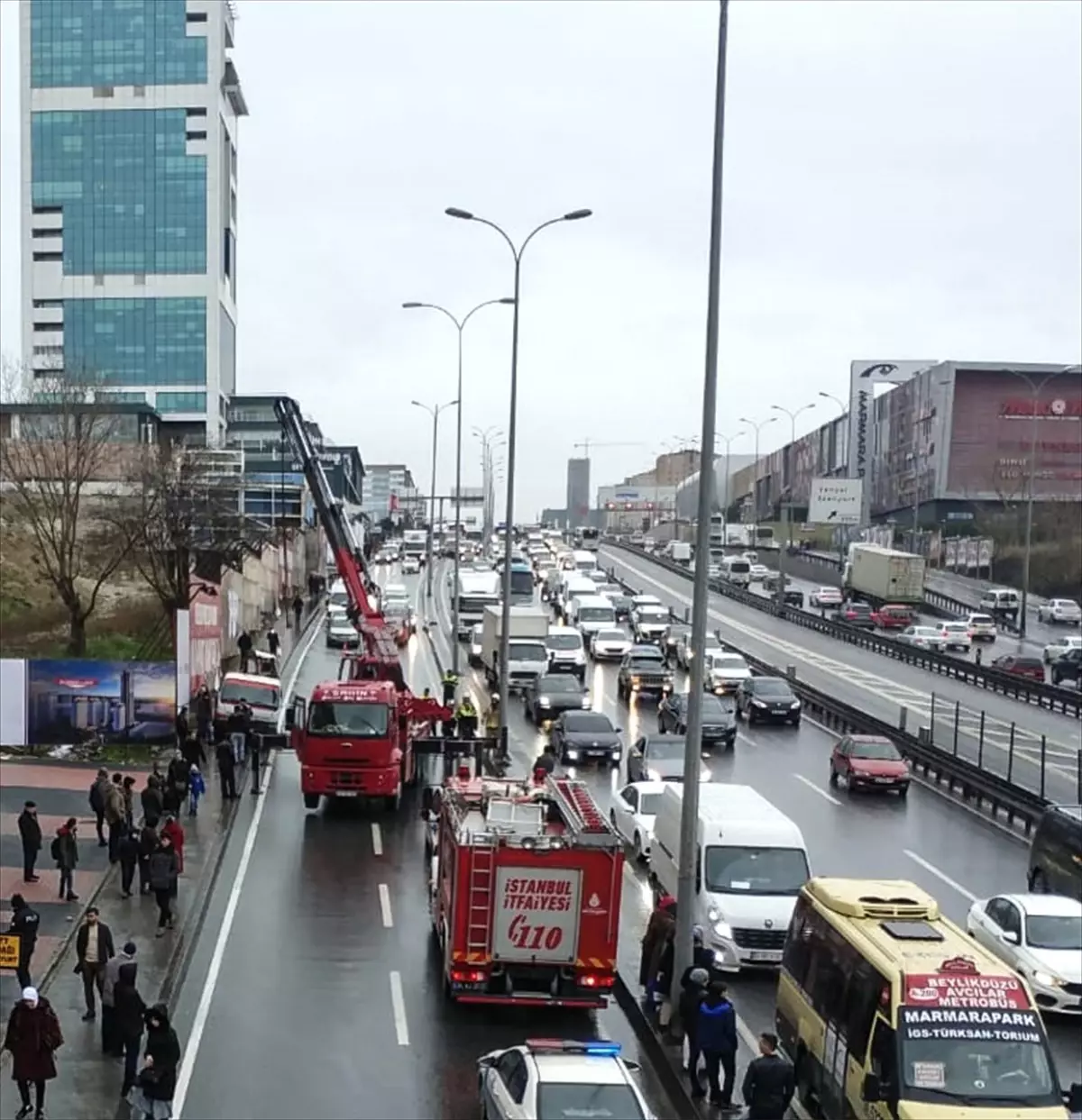 Beylikdüzü\'nde Vinç Devrildi