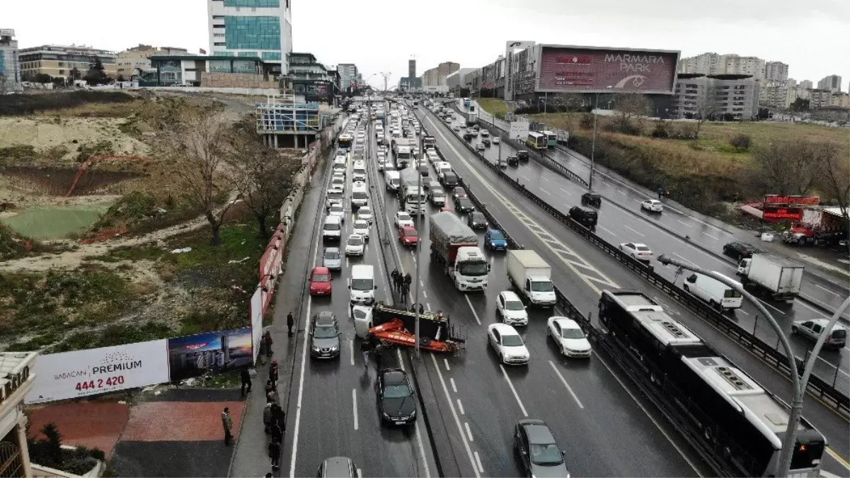 E-5\'ten Yan Yola Devrilen Vinç Trafiği Kilitledi, Trafik Havadan Görüntülendi