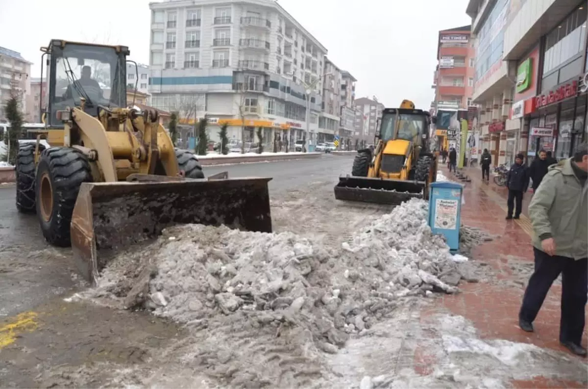 Erciş Belediyesinden Buz Temizleme Çalışmaları