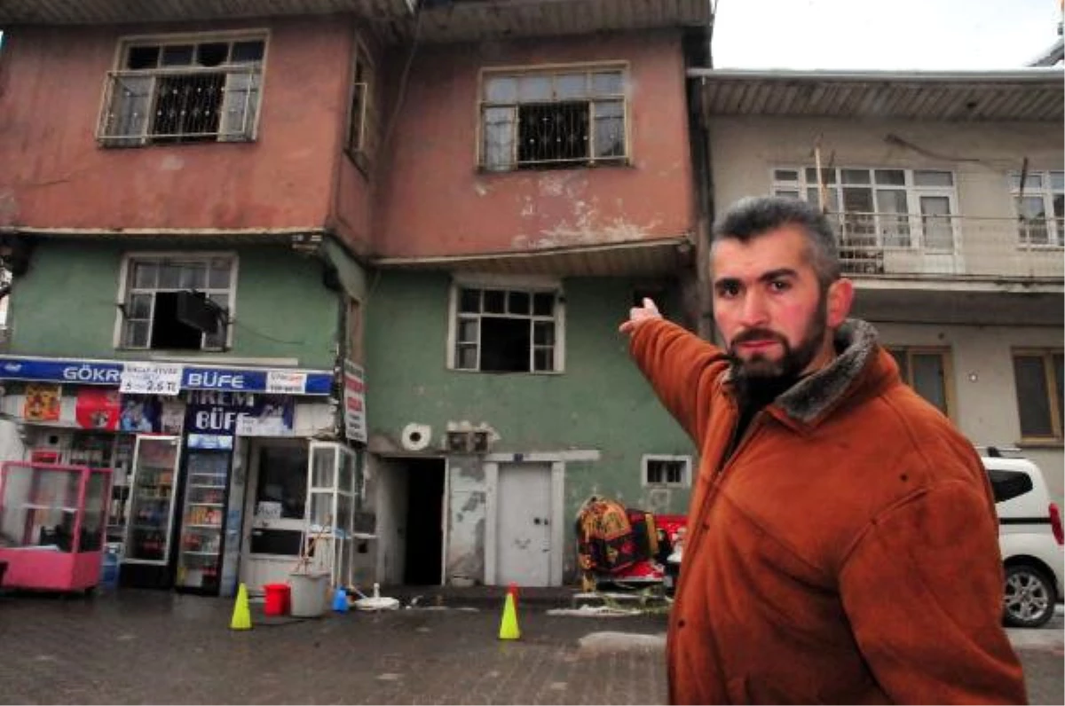 Gazete Dağıtıcısı, Yangında Afgan Aileyi Kurtardı; O Anlar Kamerada