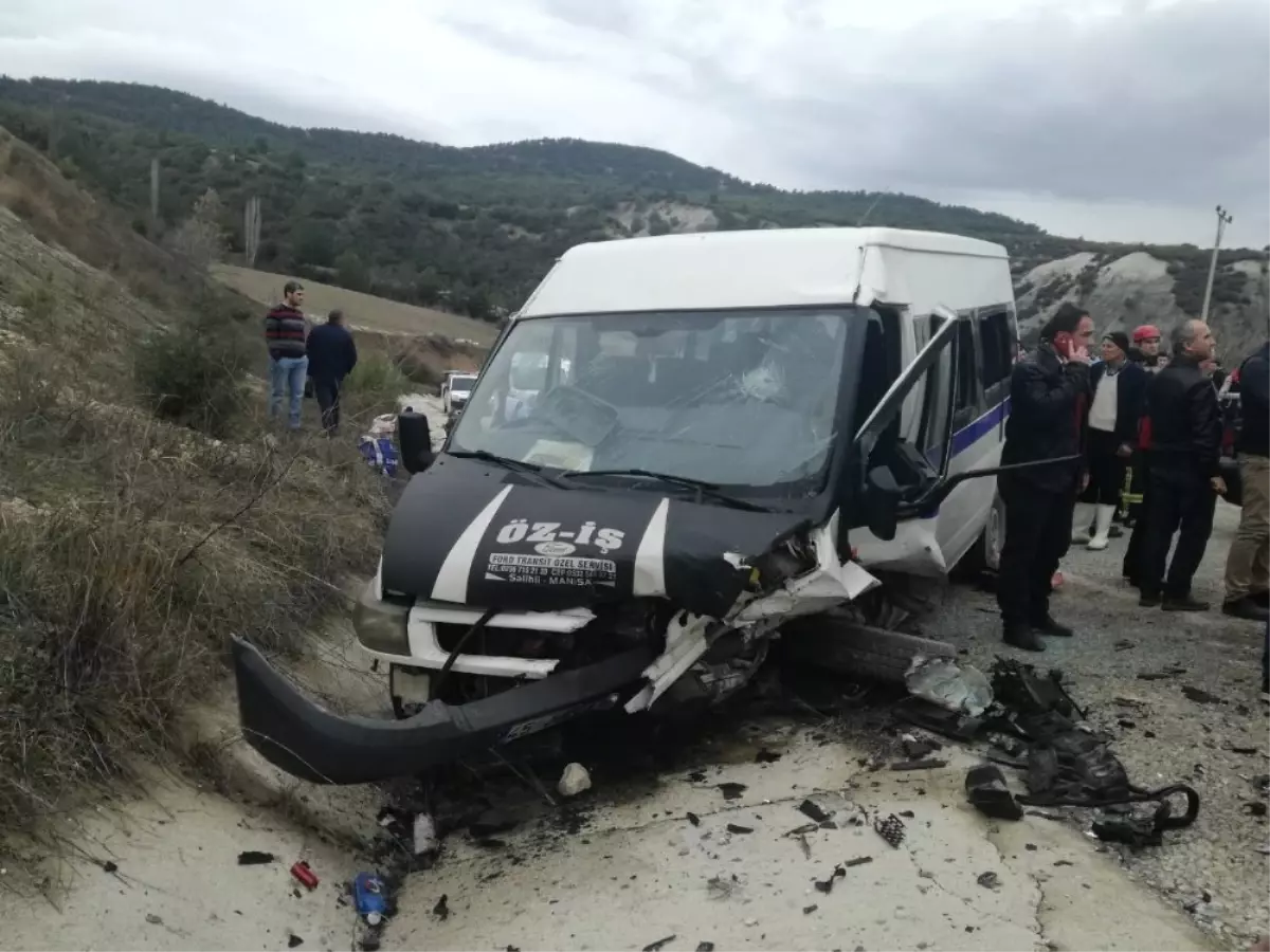 İşçi Servisi ile Otomobil Çarpıştı: 1 Ölü, 19 Yaralı