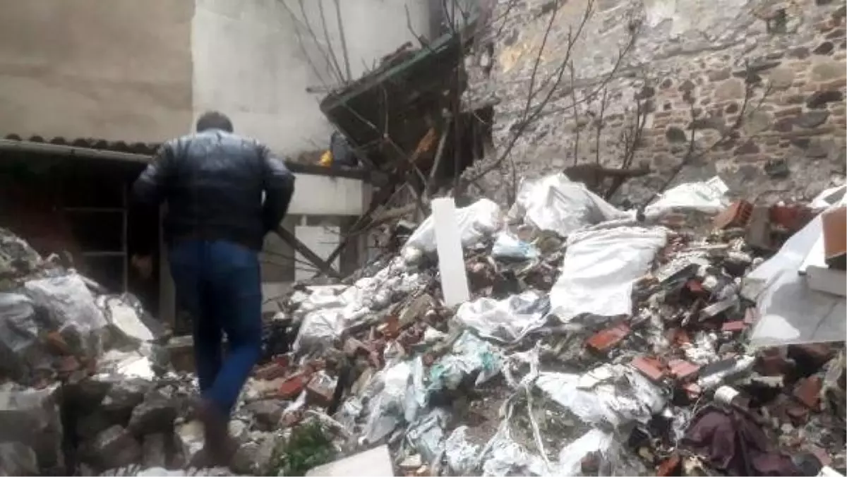 İzmir\'de Eski Binada Çökme; 1 Kişi Enkaz Altında