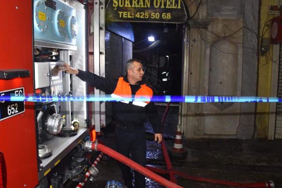 İzmir\'de Otelde Korkutan Yangın