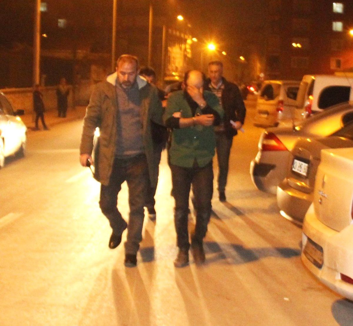 Kamyonet Çalan Şüpheliler Polis Baskınında Çekyatta Saklanırken Yakalandı