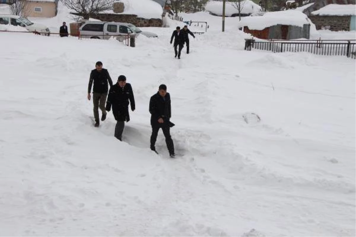 Karlıova\'da Bazı Öğrenciler 5 Gün Sonra Karne Aldı