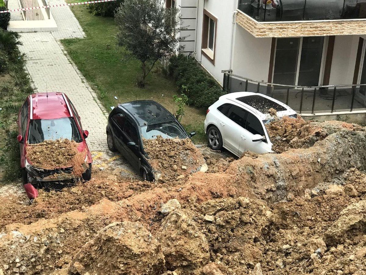 Kuşadası\'nda İstinat Duvarı Çöktü, Araçlar Altında Kaldı