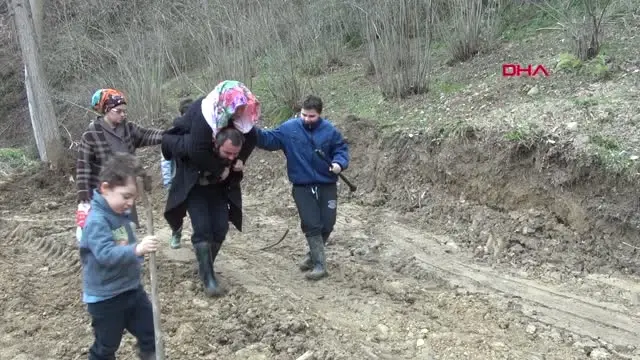 Çarşamba Haberleri: Yolu kapanan mahallede, hasta annesini her gün sırtında taşıyor Çarşamba Haberleri: Yolu kapanan mahallede, hasta annesini her gün sırtında taşıyor