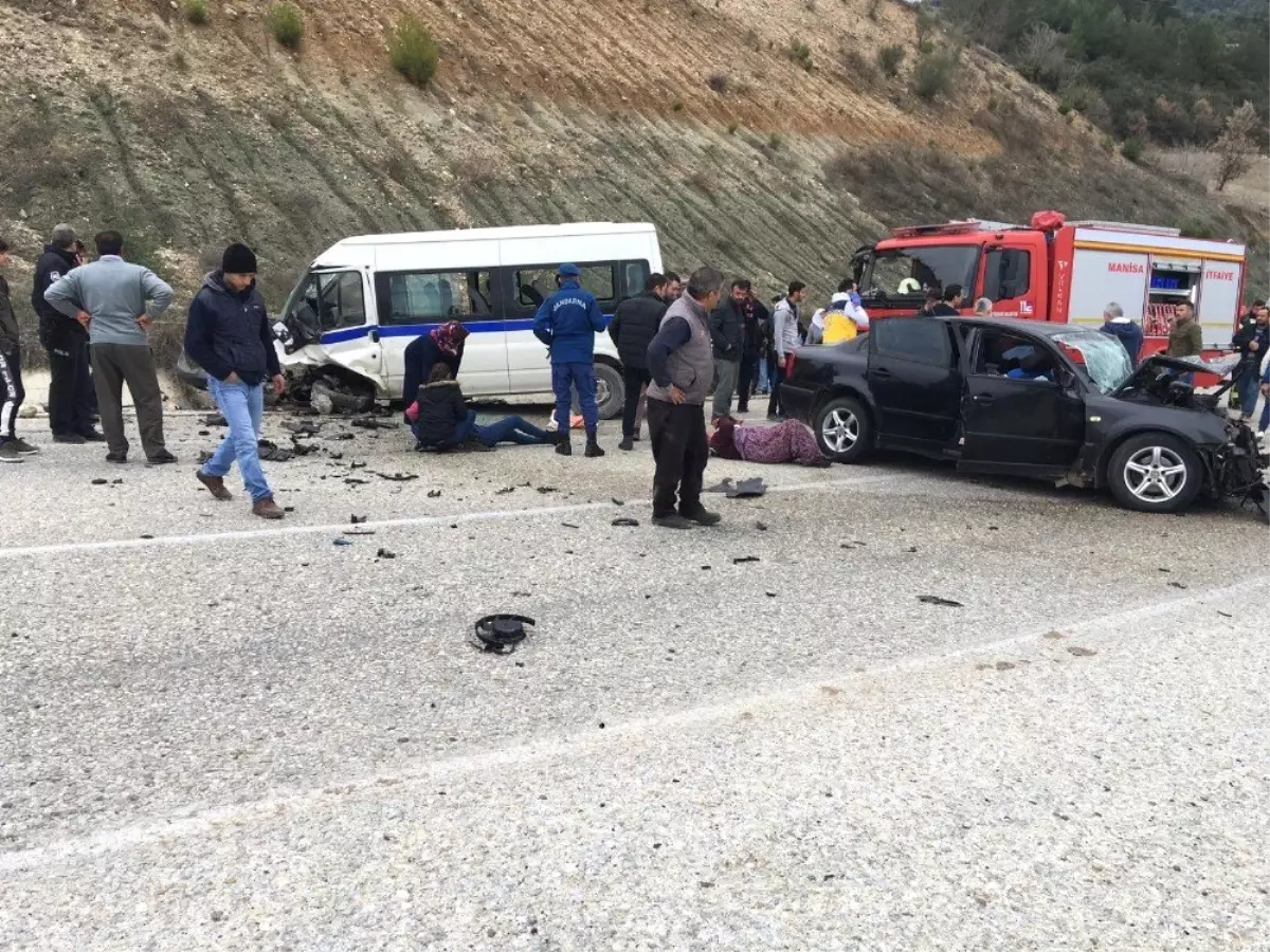 Selendi\'de İşçi Servisi Otomobil ile Çarpıştı: 9 Yaralı